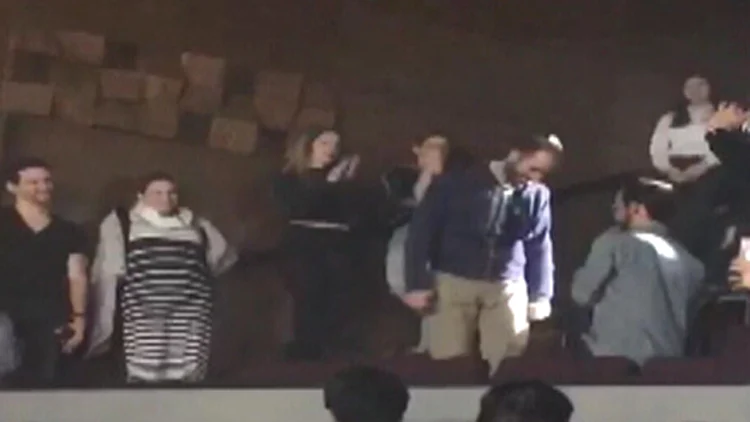 צפו: הצעת נישואין גאה – באמצע ההופעה | חדשות 13