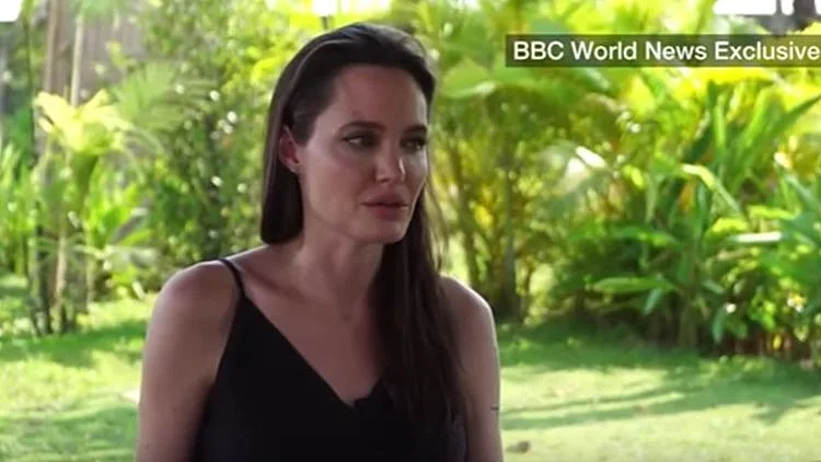 אנג'לינה ג'ולי מגיבה לראשונה ובדמעות לפרידה מבראד פיט