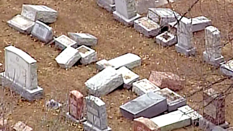 השחתת קברים בסנט לואיס