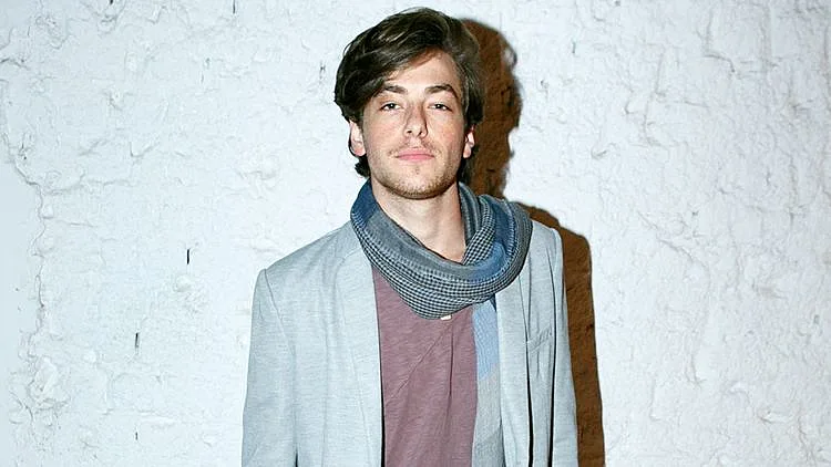 למה הדוגמן והשחקן גפן ברקאי עזב את המדינה? | רשת 13