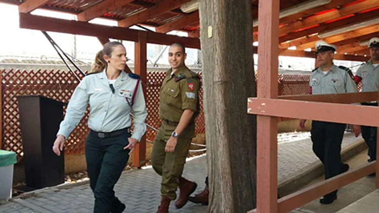 אזריה עם כניסתו לבית הדין