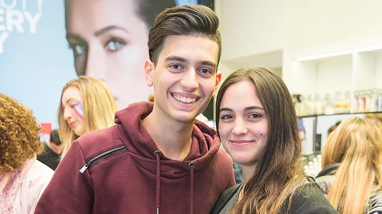 מסתנוורים מאור הזרקורים: אלי חולי ושיר קורן בהשקה זוגית ראשונה | רשת 13