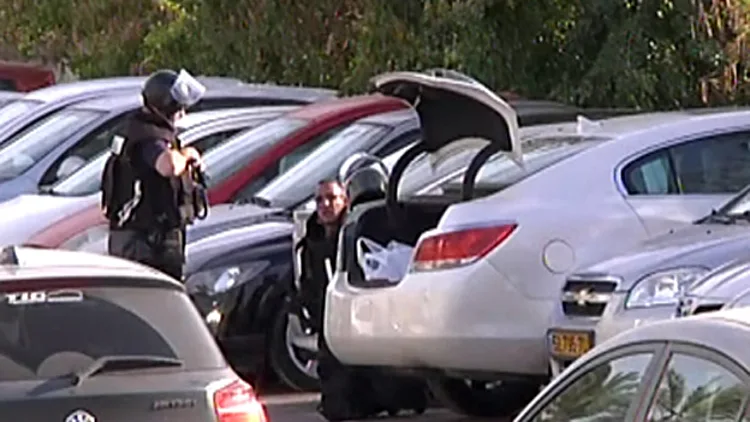 פרשת המטענים נגד מפורסמים: בניין בראשל"צ פונה בגלל מטען | חדשות 13