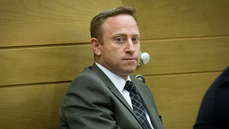 המשטרה: להעמיד לדין את ארי הרו | חדשות 13