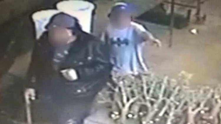 אבא פורץ עם בנו לבתים