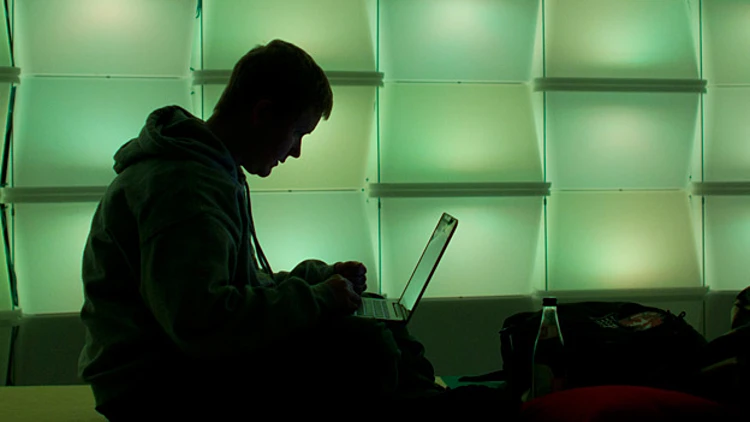 האקר, מחשב, איש עם מחשב. אילוסטרציה