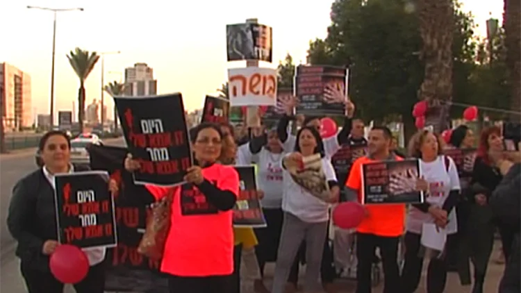 הפגנה מול בית אבות בבאר שבע: "קילחו במים קרים ומנעו אוכל" | חדשות 13