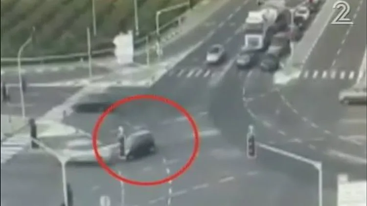 תיעוד: "גונבים" את הרמזור | חדשות 13