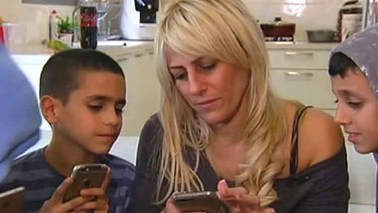 עידן האימוג'יז: כשההורים מכורים למסכים | חדשות 13