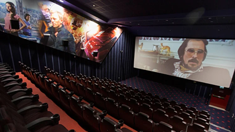 הרשתות זומנו לשימוע: לביטול העמלה בהזמנת כרטיסים באינטרנט | חדשות 13