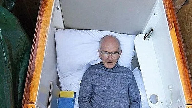 נקבר בעודו בחיים - מבחירה