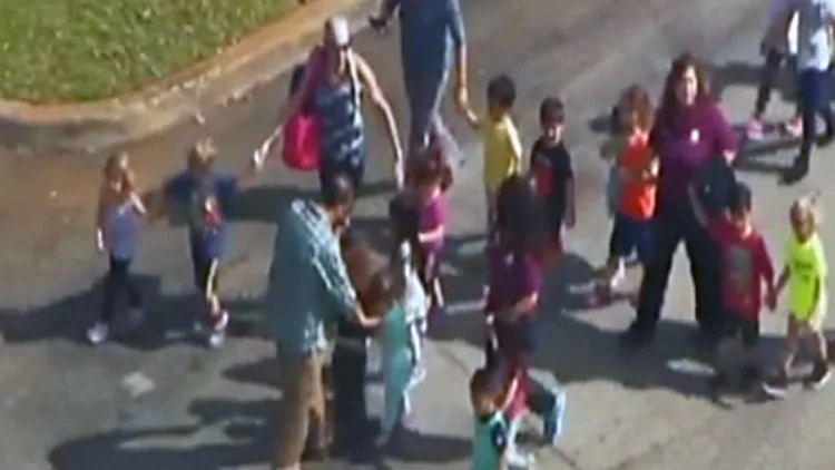 גל האנטישמיות בארה"ב: מרכזים יהודיים מפונים | חדשות 13