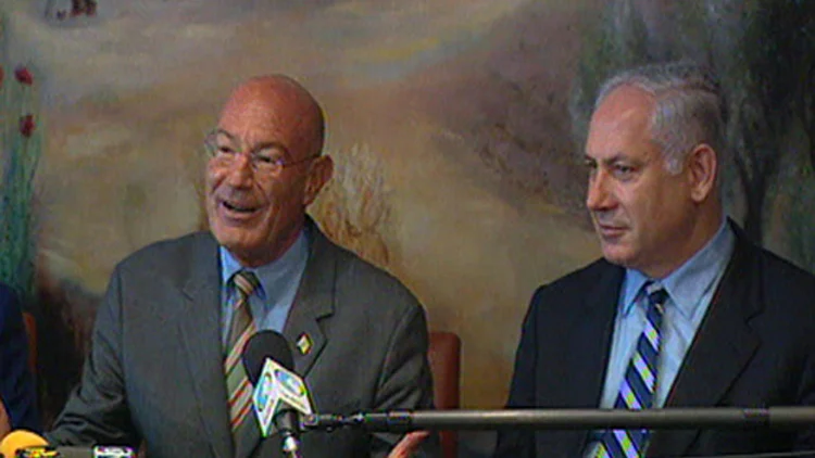 חקירת נתניהו והמתנות מתעכבת: בגלל הנסיעות המרובות לחו"ל | חדשות 13