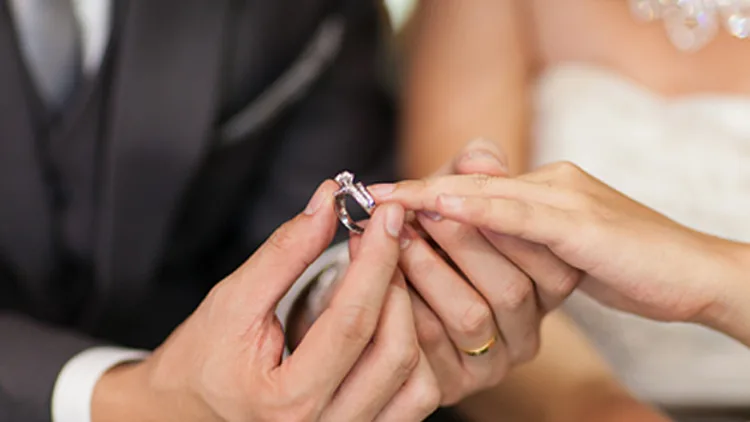 כמה כסף שמים בחתונה? הסכומים של הישראלים נחשפים | חדשות 13