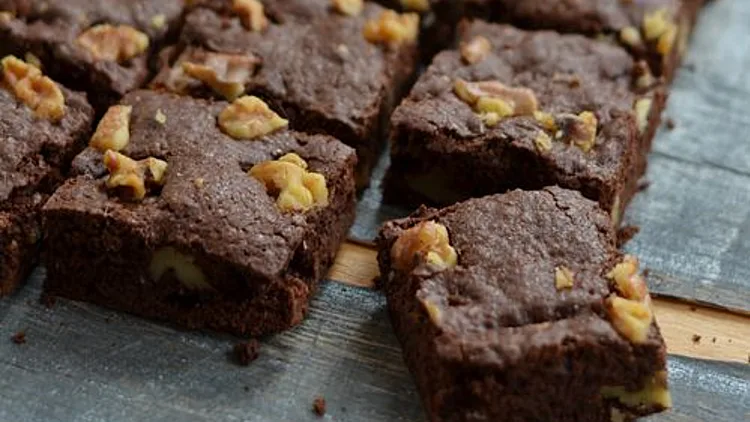 כדור שוקולד עשיר בציפוי שוקולד על מקל | רשת 13