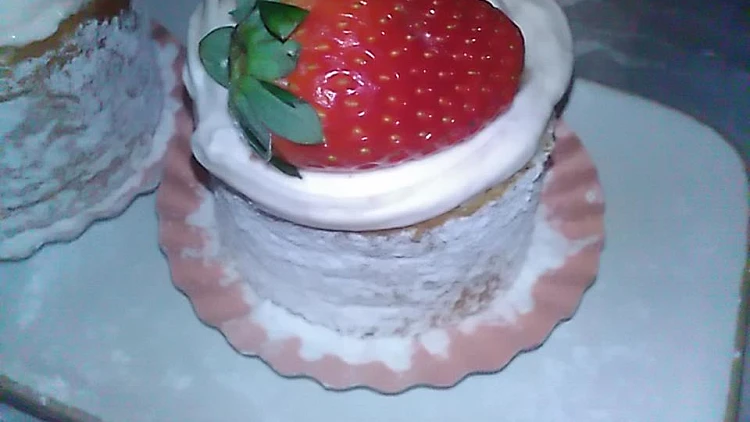 רולדות אנכיות עם מקצפת תות | רשת 13