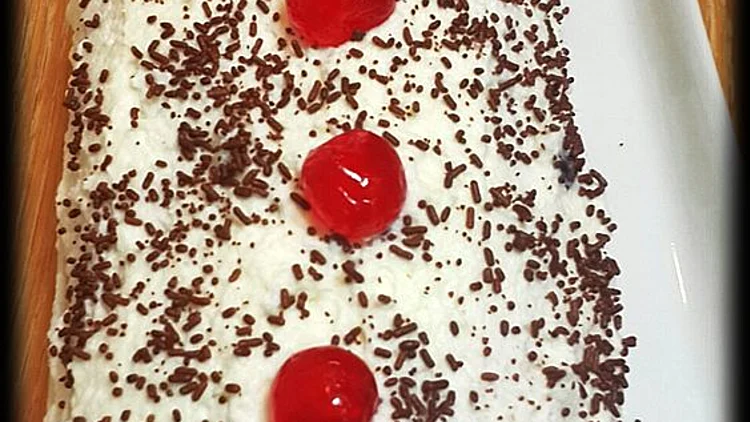 רולדה מושלגת עם דובדבנים ופתיתי שוקולד | רשת 13