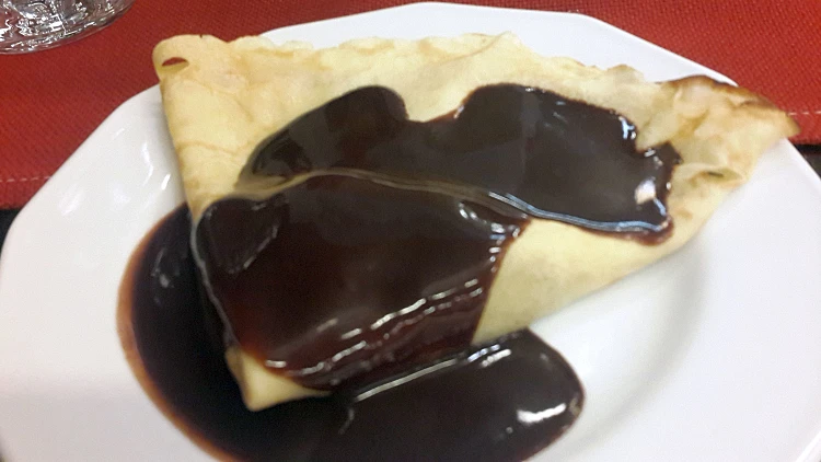 קרפ במילוי קרם שקדים ורוטב שוקולד | רשת 13