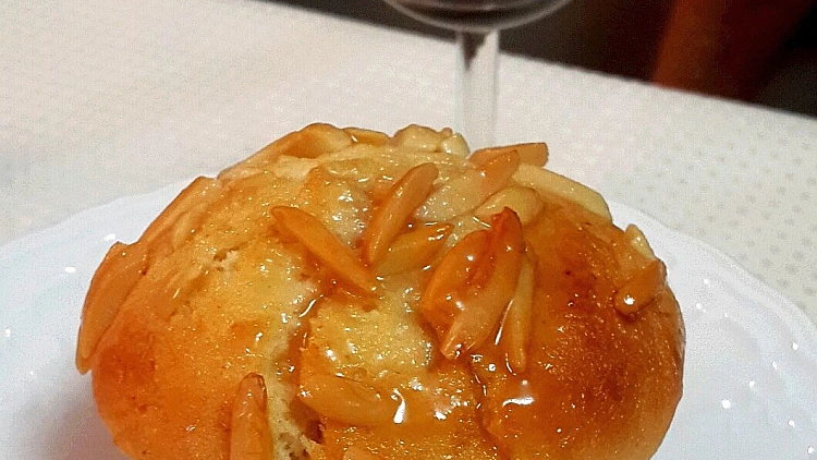 קאפקייק מבצק בריוש בזיגוג דבש ושקדים | רשת 13