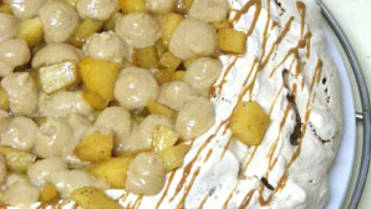 פבלובה לוטוס עם תפוחים מקורמלים | רשת 13