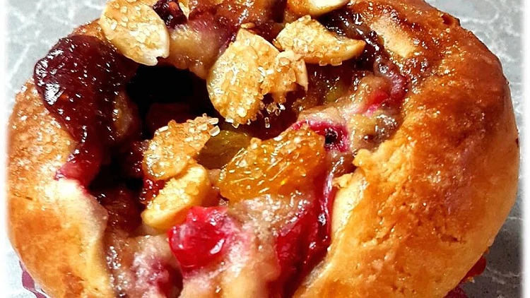 בריוש עם קרם פטיסייר ופירות יער | רשת 13