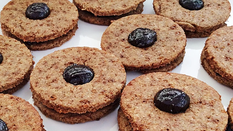 עוגיות סנדוויץ' במילוי ממרח שוקולד ביתי | רשת 13