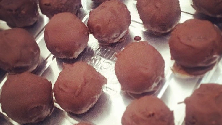 כדורי שוקולד בציפוי גנאש שוקולד עם הפתעה | רשת 13