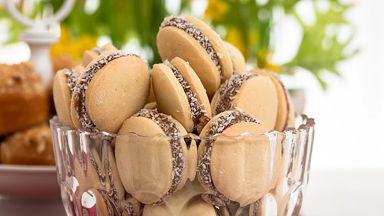 עוגיות סנדוויץ' במילוי גנאש שוקולד וקוקוס | רשת 13