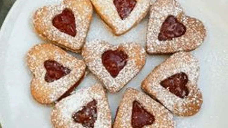 עוגיות סנדוויץ' לימוניות במילוי ריבת תות | רשת 13