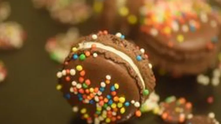 מקרון שוקולד במילוי ממרח חלב וחמוציות | רשת 13