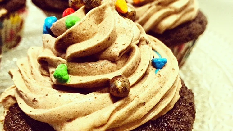 קאפקייקס שוקולד בקרם שוקולד/וניל | רשת 13