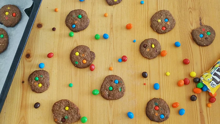 עוגיות שוקולד ועדשים צבעוניים | רשת 13