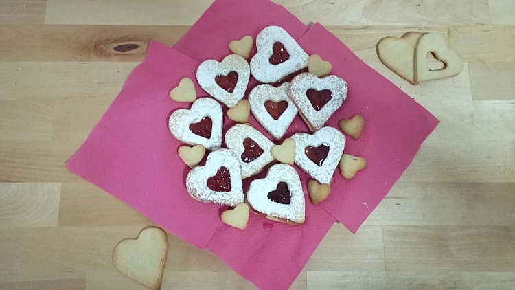 עוגיות חמאה וריבה בצורת לב | רשת 13