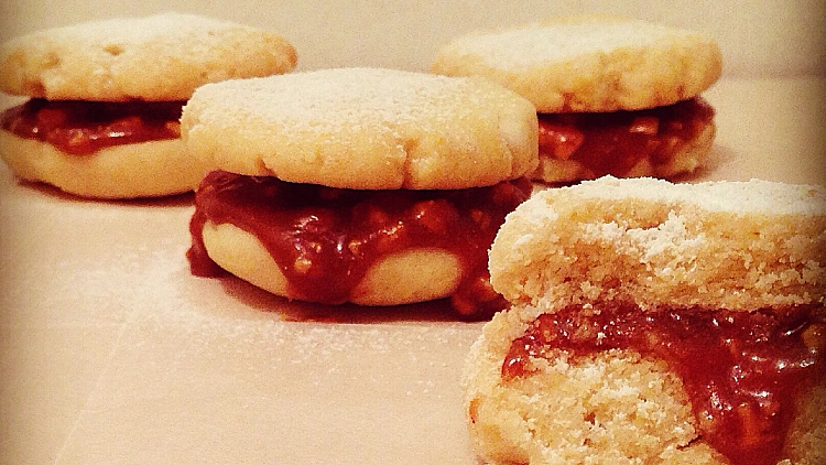 עוגיות סנדוויץ במילוי ריבת חלב | רשת 13