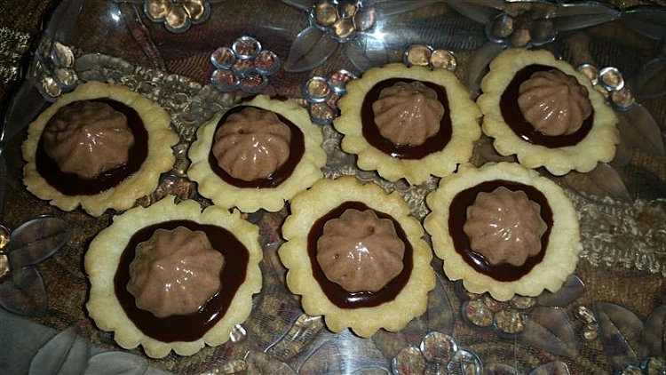 תחתיות בצק פריך במילוי גנאג' שוקולד ושקדים טחונים | רשת 13