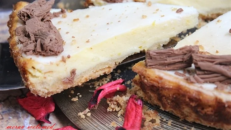 טארט גבינה על בצק שקדים פריך וקישוטי מקופלת | רשת 13