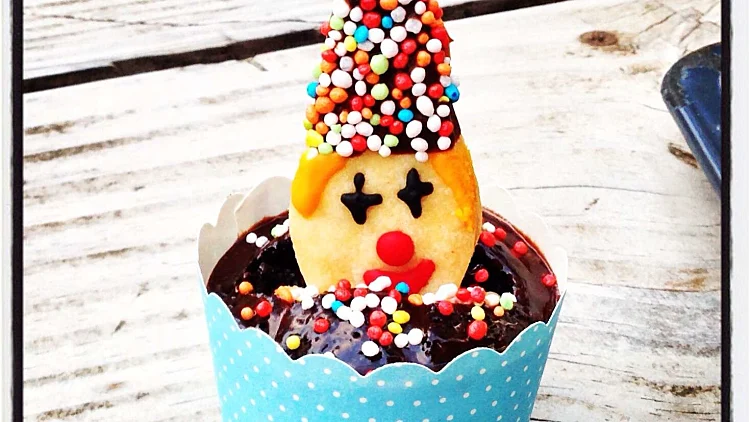 מאפינס שוקולד עם עוגיית ליצן | רשת 13