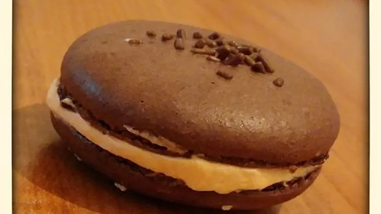 מקרון שוקולד במילוי שמנת | רשת 13