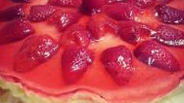 עוגת גבינה אפויה עם ג'לי ותותים | רשת 13