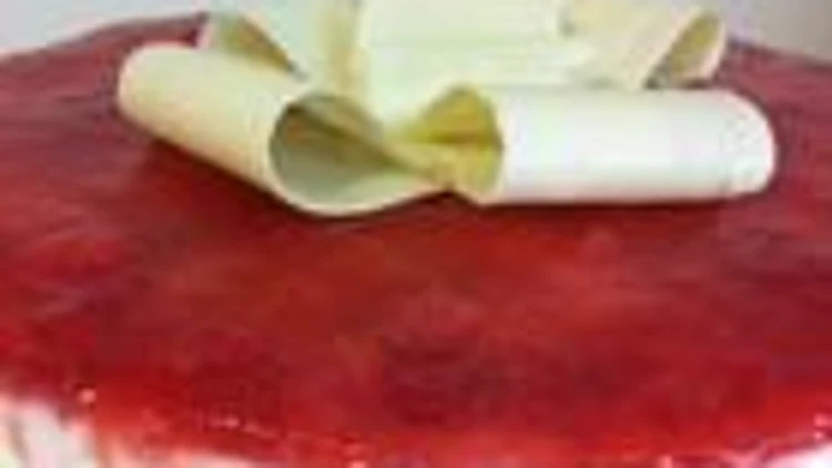 עוגת קרם וניל ורוטב תותים על בצק פריך | רשת 13