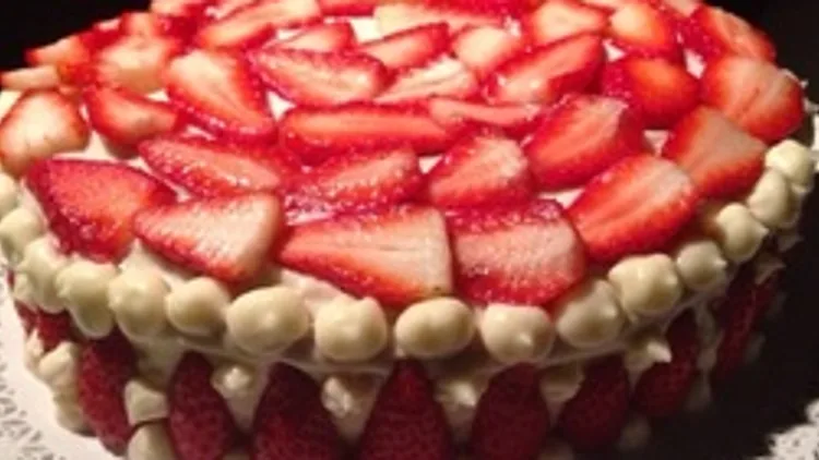 עוגת תותים וקצפת | רשת 13