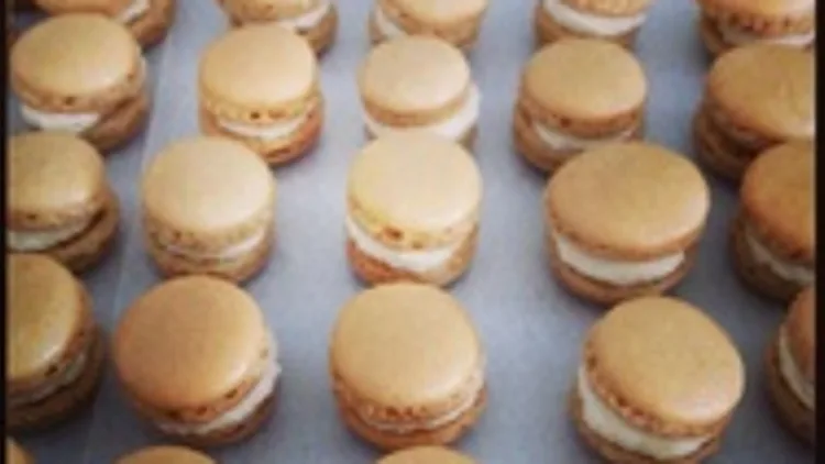 מקרון קפה במלית שוקולד לבן וקוקוס | רשת 13