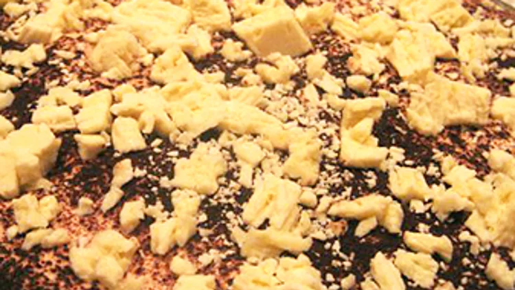 טירמיסו שוקולד לבן עם פירורי מקופלת | רשת 13