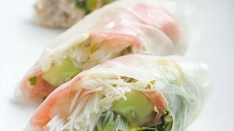 וייטנמיז רול של טונה אבוקדו ונבטים | רשת 13