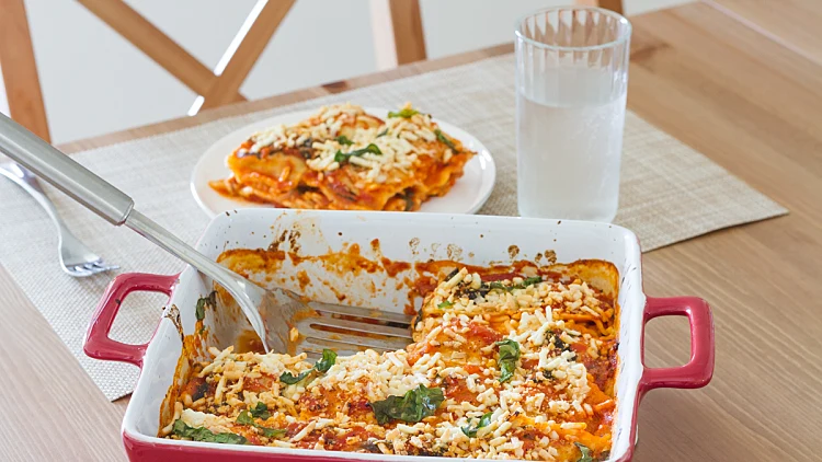 לזניית רביולי בטטה וגבינה ברוטב עגבניות ותרד | רשת 13