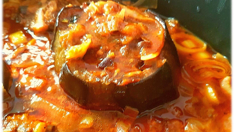 הביס הממיס: סטייק חציל ממולא בשר וצנובר, ברוטב אדום משגע | רשת 13