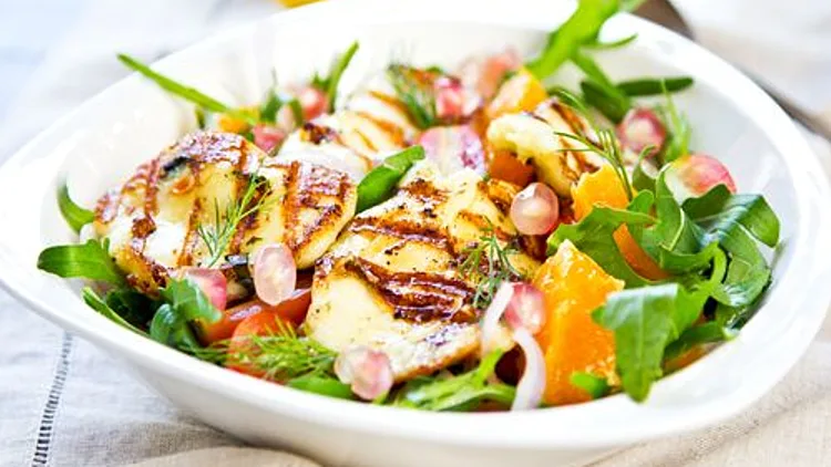 סלט חסה, גבינת חלומי ואפרסמונים צלויים