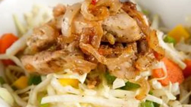 סלט כרוב, עוף ופומלה