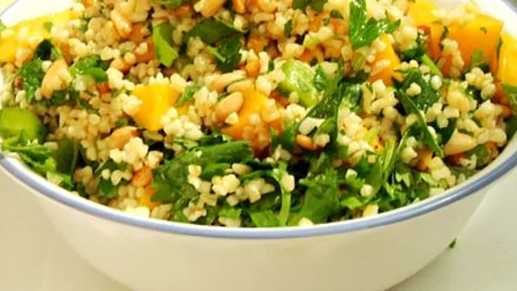 סלט בורגול עם עשבי תיבול ומנגו