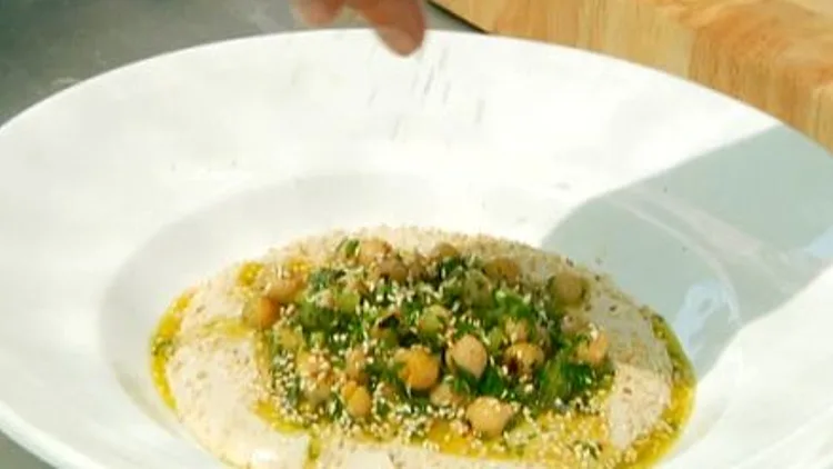 טחינה עם סלט גרגירי חומוס